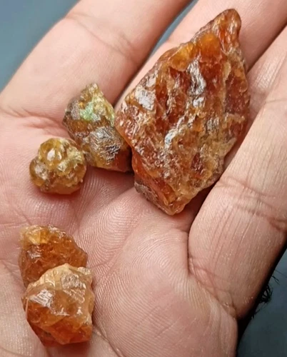 Red Garnet Rough Lot — 225 ct, Pakistan (Mohmand)
